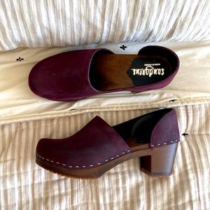 SANDGRENS Brett 39 Swedish Handmade Wooden Closed Back Clog (Plum, dark wood)